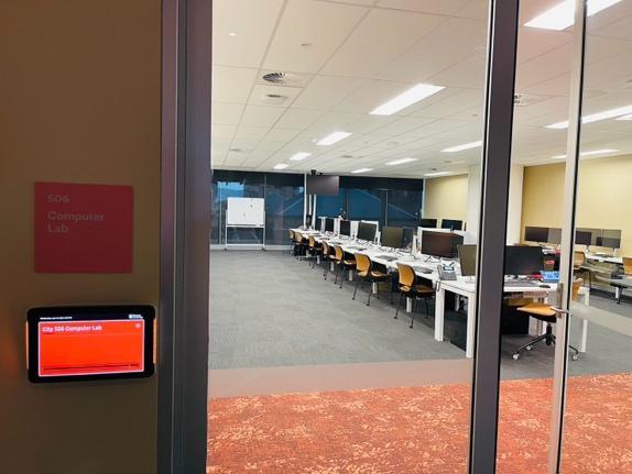 一張含有 傢俱, 室內, 椅子, 資料表 的圖片
自動產生的描述