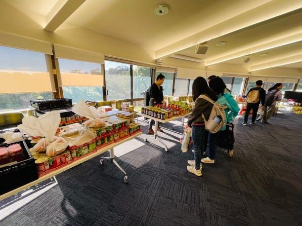 一張含有 服裝, 室內, 足部穿著, 天花板 的圖片
自動產生的描述