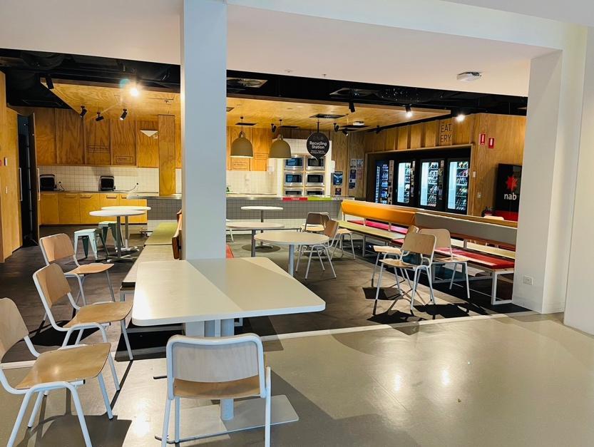 一張含有 天花板, 室內, 傢俱, 資料表 的圖片
自動產生的描述