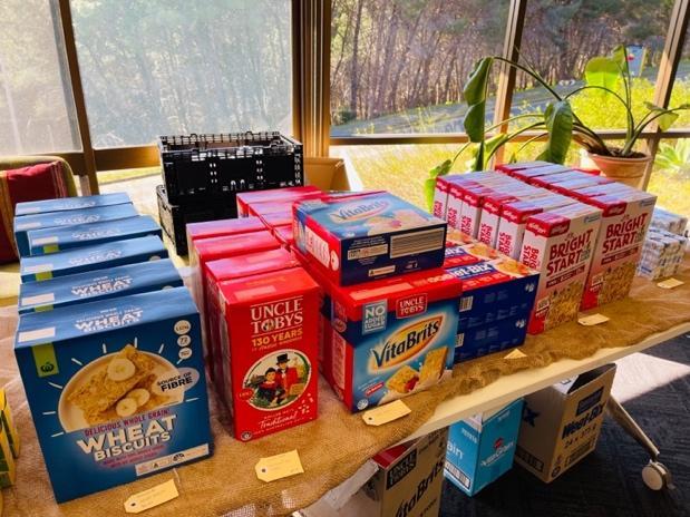 一張含有 容器, 室內, 箱子, 圖書 的圖片
自動產生的描述