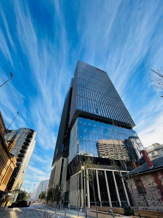 一張含有 戶外, 天空, 雲, 高層建築物 的圖片
自動產生的描述