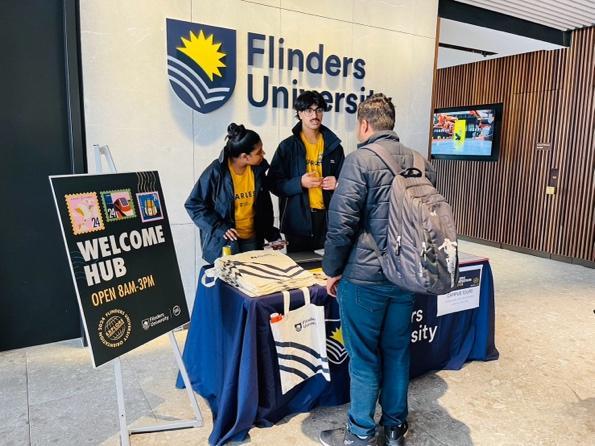 一張含有 服裝, 人員, 足部穿著, 男人 的圖片
自動產生的描述