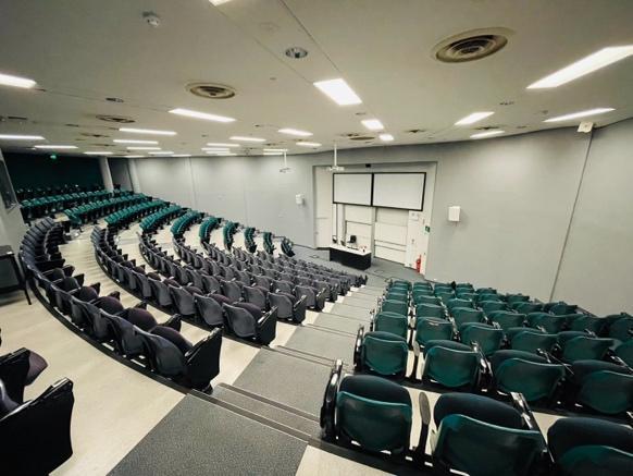 一張含有 室內, 椅子, 牆, 會議中心 的圖片
自動產生的描述