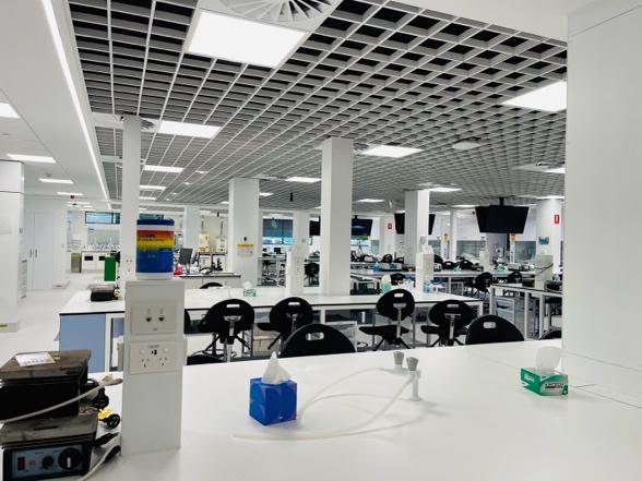 一張含有 室內, 牆, 機器, 天花板 的圖片
自動產生的描述