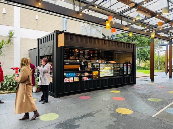 一張含有 服裝, 足部穿著, 建築, 商店 的圖片
自動產生的描述